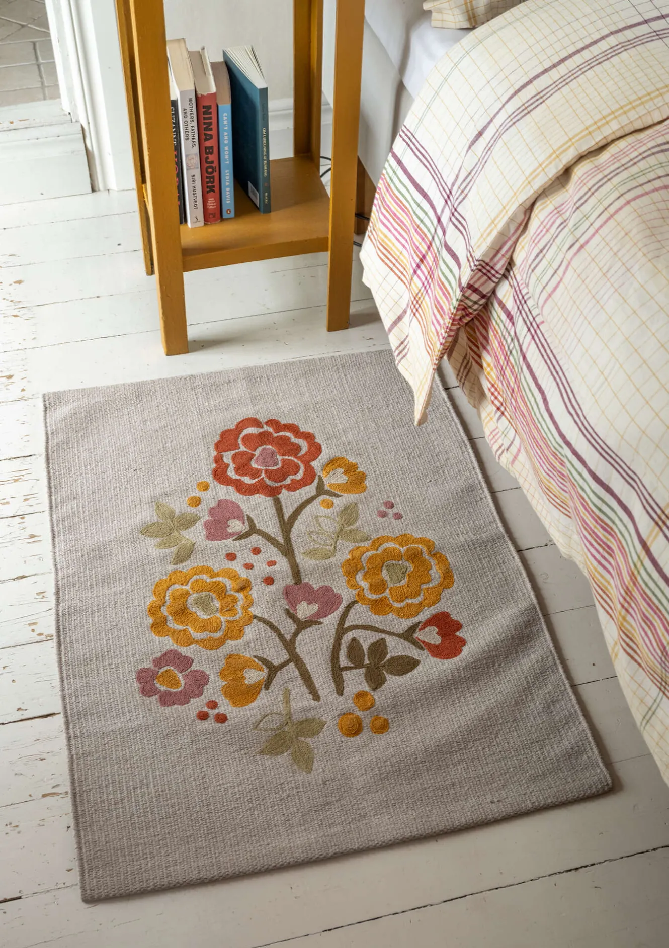 Gudrun Sjödén Teppich „Wild rose“ aus Bio-Baumwolle