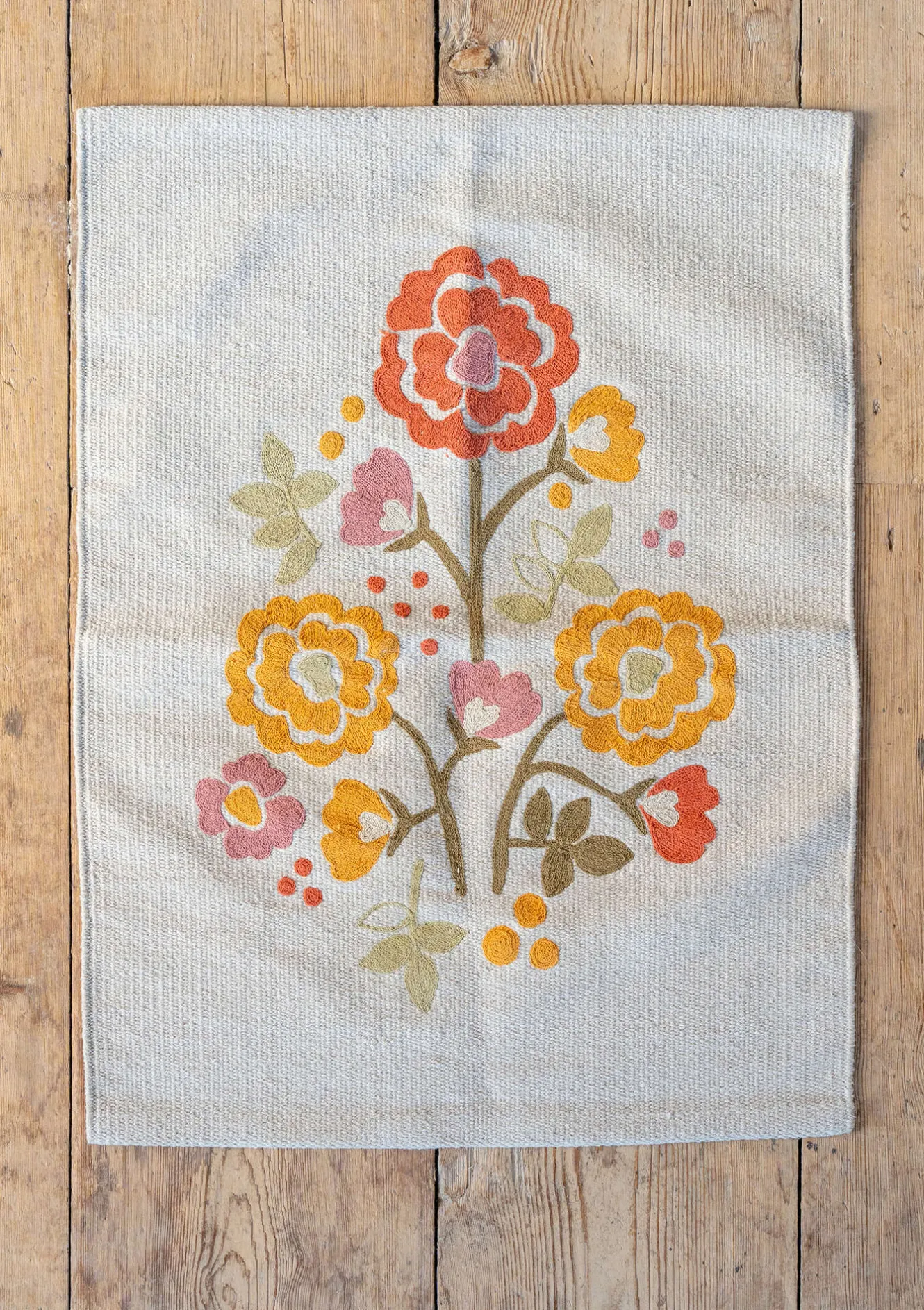 Gudrun Sjödén Teppich „Wild rose“ aus Bio-Baumwolle